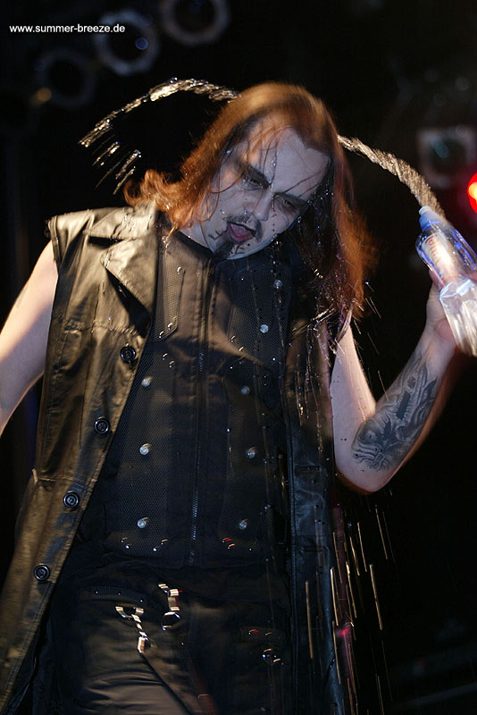 Bild eines Mitglieds der Band The Kovenant beim Live Auftritt auf dem SUMMER BREEZE 2003.